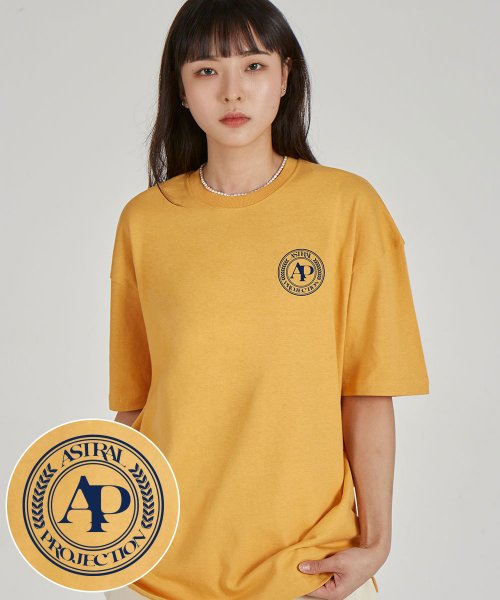 에이피 스포티 엠블럼 라운드 넥  15수 면 반팔 티셔츠_체다