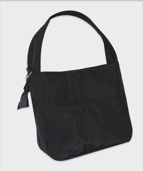 블랙 나일론 포켓 라운드 쇼퍼백