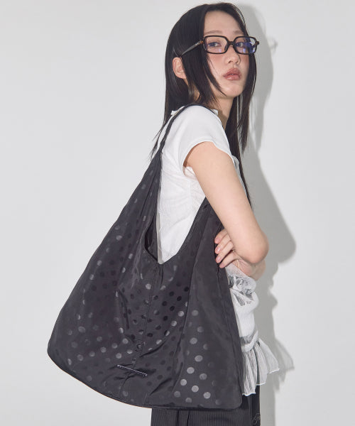 도트 아일렛 숄더백 (BLACK) F25QE993