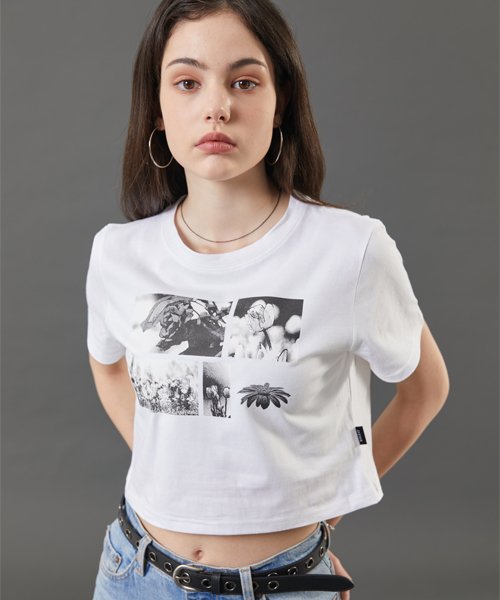 WOMEN 크롭 흑백 플라워 그래픽 반팔티 [WHITE]
