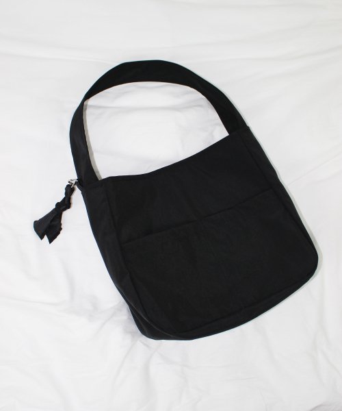 블랙 나일론 포켓 라운드 쇼퍼백
